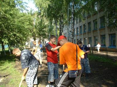 14:35 Трудовые подростковые бригады активно помогают городу